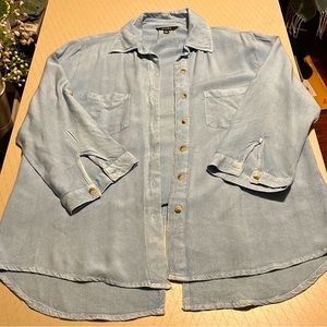 Relaxed fit lightweight denim shirt size large